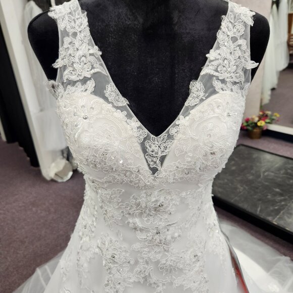 Private Label Clemence Bridal Gown Size 4 Ivory Lace/Tulle Wedding Dress - Picture 2 of 9